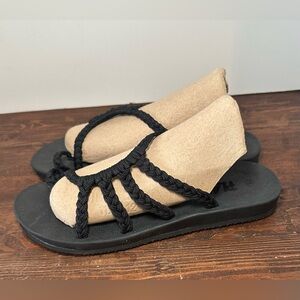 Plaka Relief Brazilian Black Size 8 Sandals With‎ Toe Loop Strappy Slip-on's.